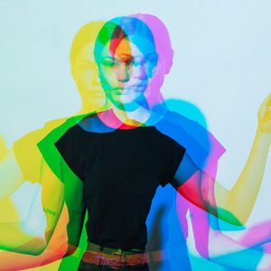 Kvinne som multitasker - AI revolusjonerer arbeidet